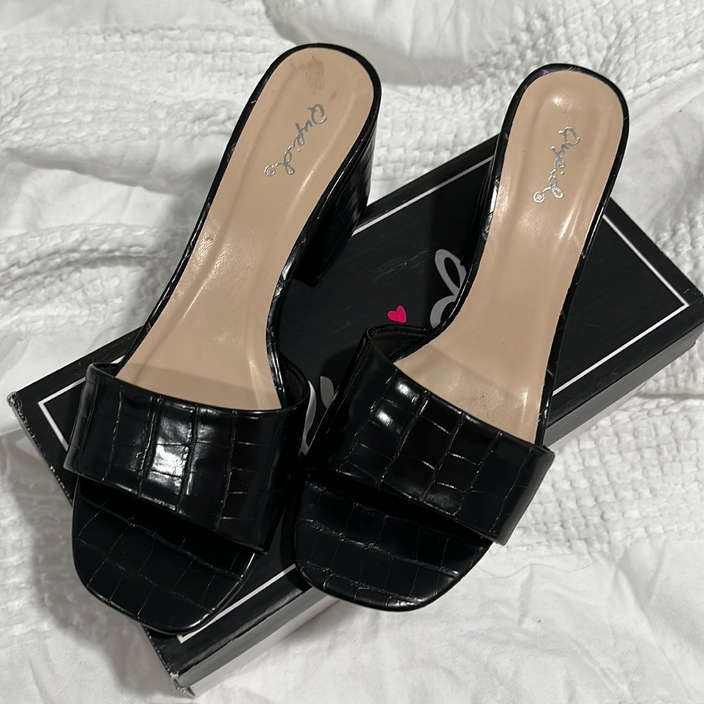 Qupid Black Croc Katen Mule
